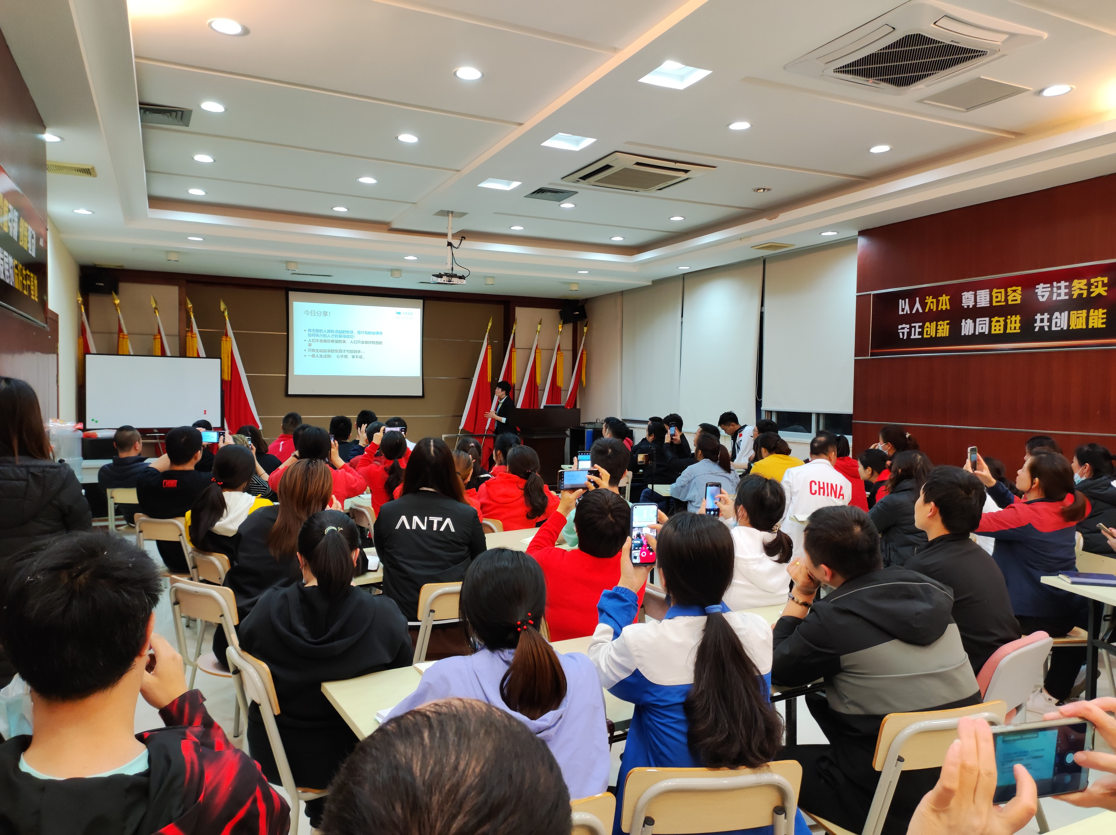 安踏&衣拿共同探討推進智能工廠建設工作